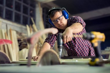 Elektrikli matkap Delme ahşap tahta atölye ile marangoz