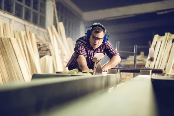 Charpentier faisant son travail dans l'atelier de menuiserie — Photo