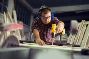 Elektrikli matkap Delme ahşap tahta atölye ile marangoz