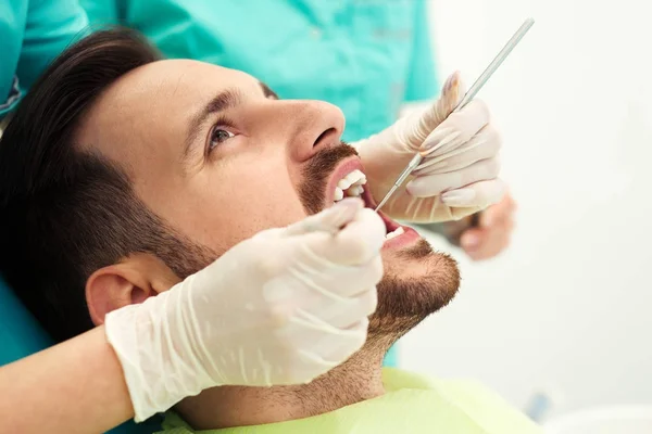Närbild Mannen Sina Tänder Undersökas Tandläkare — Stockfoto