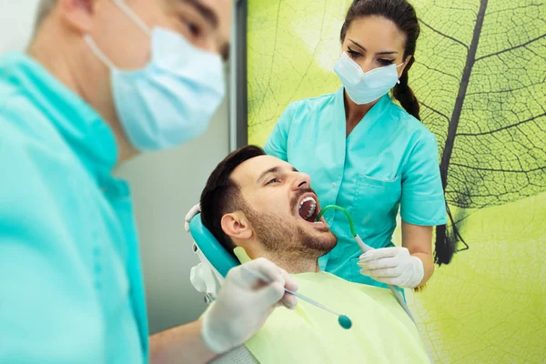 Tandläkare Att Undersöka Och Arbeta Manlig Patient Tandläkarpraktik — Stockfoto