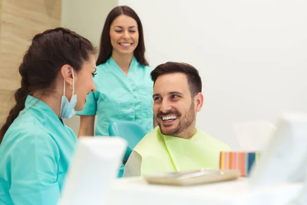 Dentista Femenina Examinando Trabajando Paciente Varón Joven Oficina Del Dentista — Foto de Stock