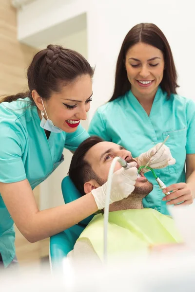 Dentista Femenina Examinando Trabajando Paciente Varón Joven Oficina Del Dentista — Foto de Stock