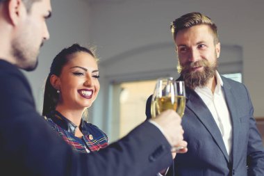 iş takım ofis şampanya ile kızartma