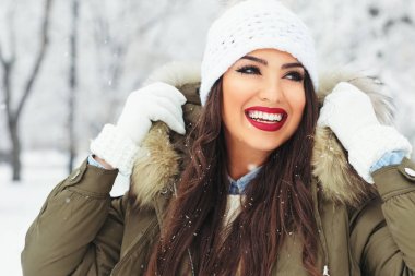 Kışın moda genç bayan.