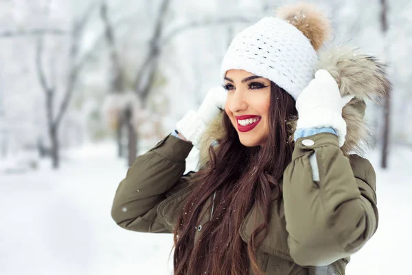 Beautiful Young Girl Outdoors Snow Wearing Hood — Stock Photo, Image
