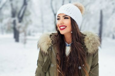 Kışın açık havada çekici bir genç kadın.