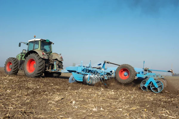 Trator Moderno Campo Dia Ensolarado Tractor Que Prepara Terra Para — Fotografia de Stock