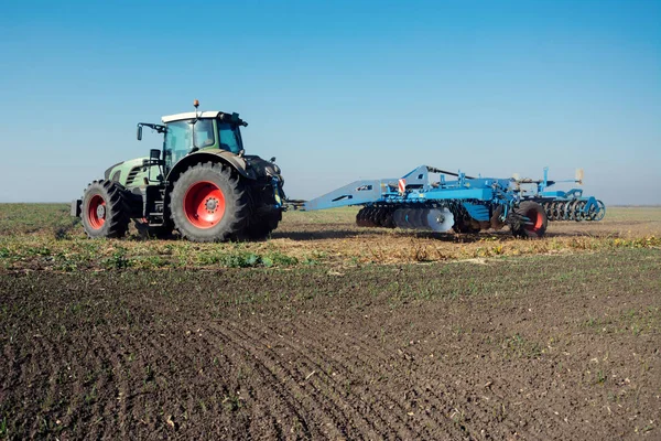 Trator Moderno Campo Dia Ensolarado Tractor Que Prepara Terra Para — Fotografia de Stock