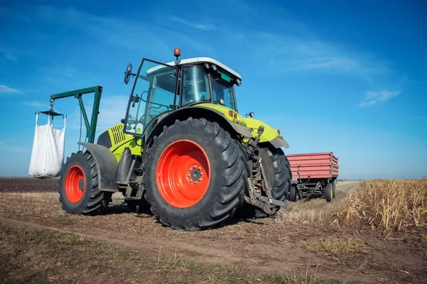 Modern Tractor Working Field Sunny Day Agricultural Machinery Planting — Stock Photo, Image