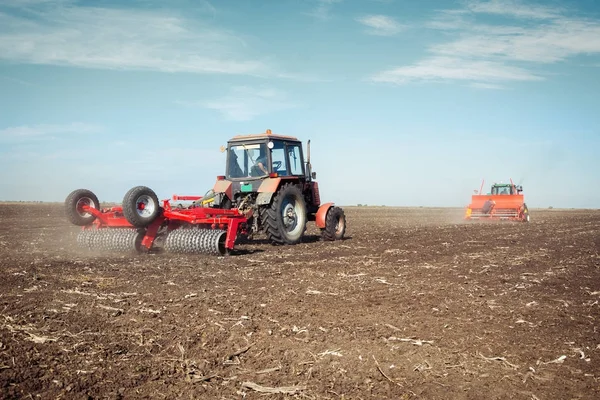 Traktor Mit Walze Frühjahr Auf Dem Feld — Stockfoto