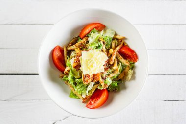 Beyaz arka plan üzerinde taze Sezar salatası