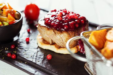 Izgara dilimlenmiş dana biftek taş masada