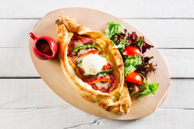 Domates ve peynirli sıcak sandviç