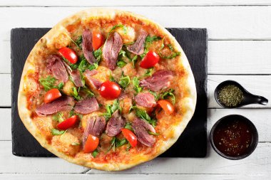 Taze pizza domates peynir ve mantar ile