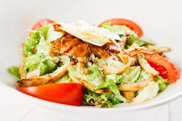 Frisse Caesar Salade Witte Achtergrond — Stockfoto