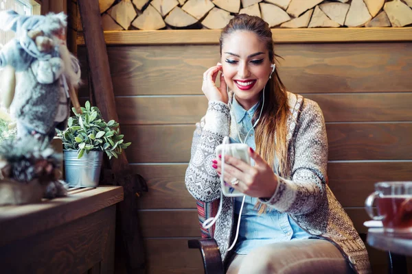 Beautiful Woman Listening Music Headphone While Drinking Coffee Feeling Happy — Stock Photo, Image