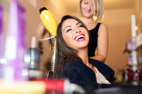 Parrucchiere Asciuga Capelli Con Asciugacapelli Salone Bellezza — Foto Stock