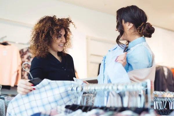 Dos Chicas Jóvenes Miran Ropa Tienda —  Fotos de Stock