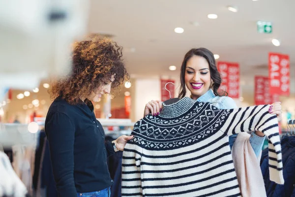 Duas Meninas Olham Para Roupa Loja — Fotografia de Stock