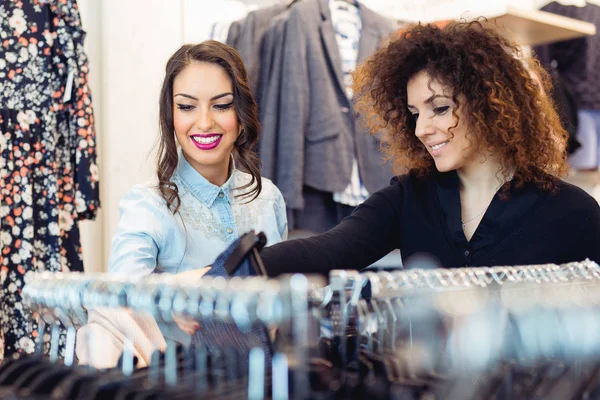 Duas Meninas Olham Para Roupa Loja — Fotografia de Stock