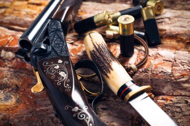 Eski ahşap arka planda Av Ekipmanları
