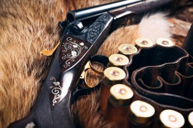 Eski ahşap arka planda Av Ekipmanları