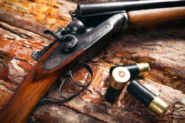 木制的背景上的猎枪 — 图库照片