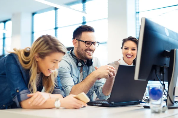 Grupp Affärsmän Och Programvaruutvecklare Som Arbetar Som Ett Team Kontoret — Stockfoto