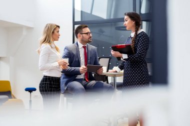 Grup ofis proje ile ilgili en son bilgiler tartışırken iş adamları