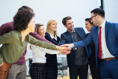 İş ekibi el ele tutuşuyor.