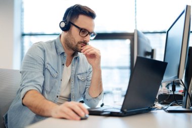 Support telefoon operator in hoofdtelefoon op werkplek