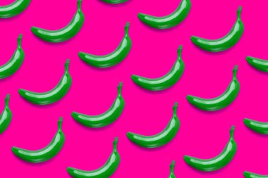 Muz pembe bir arka plan üzerinde renkli desen