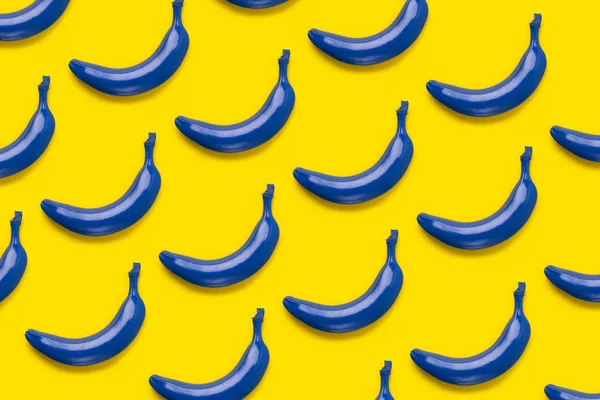 Kolorowe Owoce Wzór Świeżych Bananów Niebieski Żółtym Tle Góry — Zdjęcie stockowe