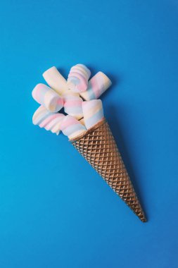 Dondurma külahı ile sakızlı şeker