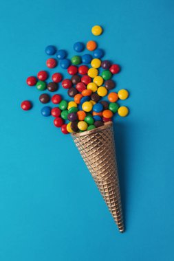 Kornet renkli bonbon ile dondurma