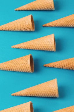 Tatlı gofret koni renk arka plan üzerinde. Üstten Görünüm.