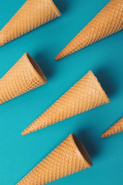 Tatlı gofret koni renk arka plan üzerinde. Üstten Görünüm.