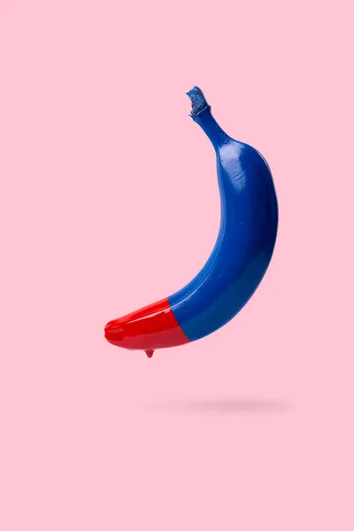 Kék Banán Csöpögött Vörös Festék Rózsaszín Háttér — Stock Fotó