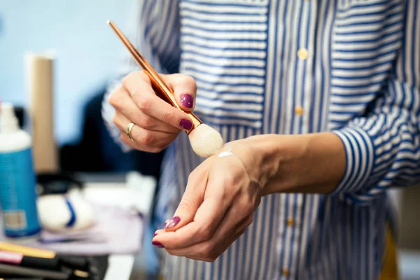 Artista Maquillaje Femenino Con Cosméticos Primer Plano Trabajo — Foto de Stock