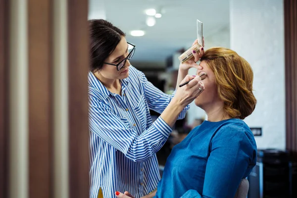 Truccatore Femminile Che Lavora Sul Modello Nel Salone — Foto Stock