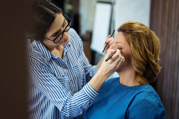 Truccatore Femminile Che Lavora Sul Modello Nel Salone — Foto Stock