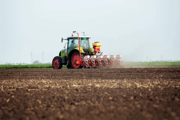 Boer Zaaien Gewassen Veld — Stockfoto