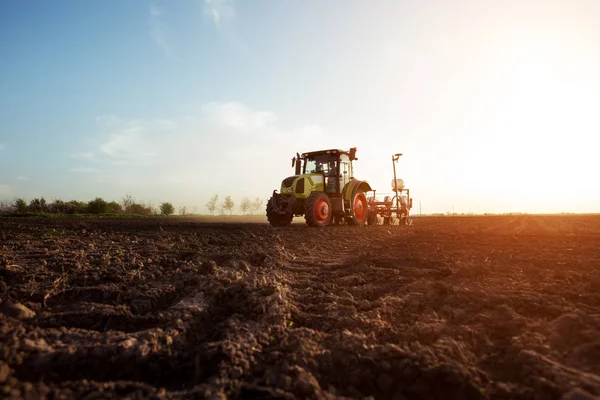 Landwirt Sät Getreide Auf Feld — Stockfoto