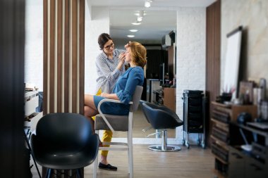 Erkek modeli salonda üzerinde sanatçı makyaj