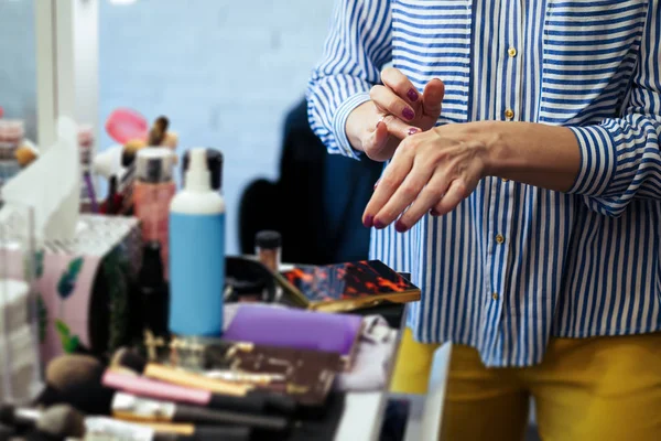 Artista Maquiagem Feminina Com Cosméticos Trabalho Close — Fotografia de Stock