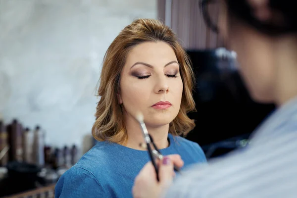 Maquillaje Femenino Artista Trabajando Modelo Salón — Foto de Stock
