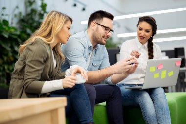 Bir grup insan gayri resmi bir atmosfere planlardaki tartışıyor