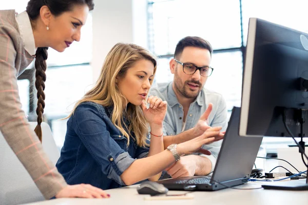 Grupo Empresários Desenvolvedores Software Trabalhando Equipe Escritório — Fotografia de Stock