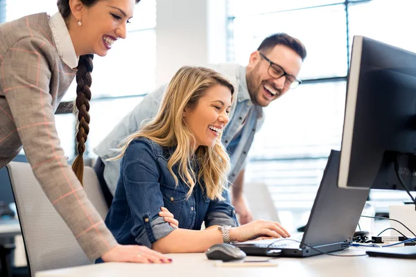 Gruppe Von Geschäftsleuten Und Softwareentwicklern Die Als Team Büro Arbeiten — Stockfoto